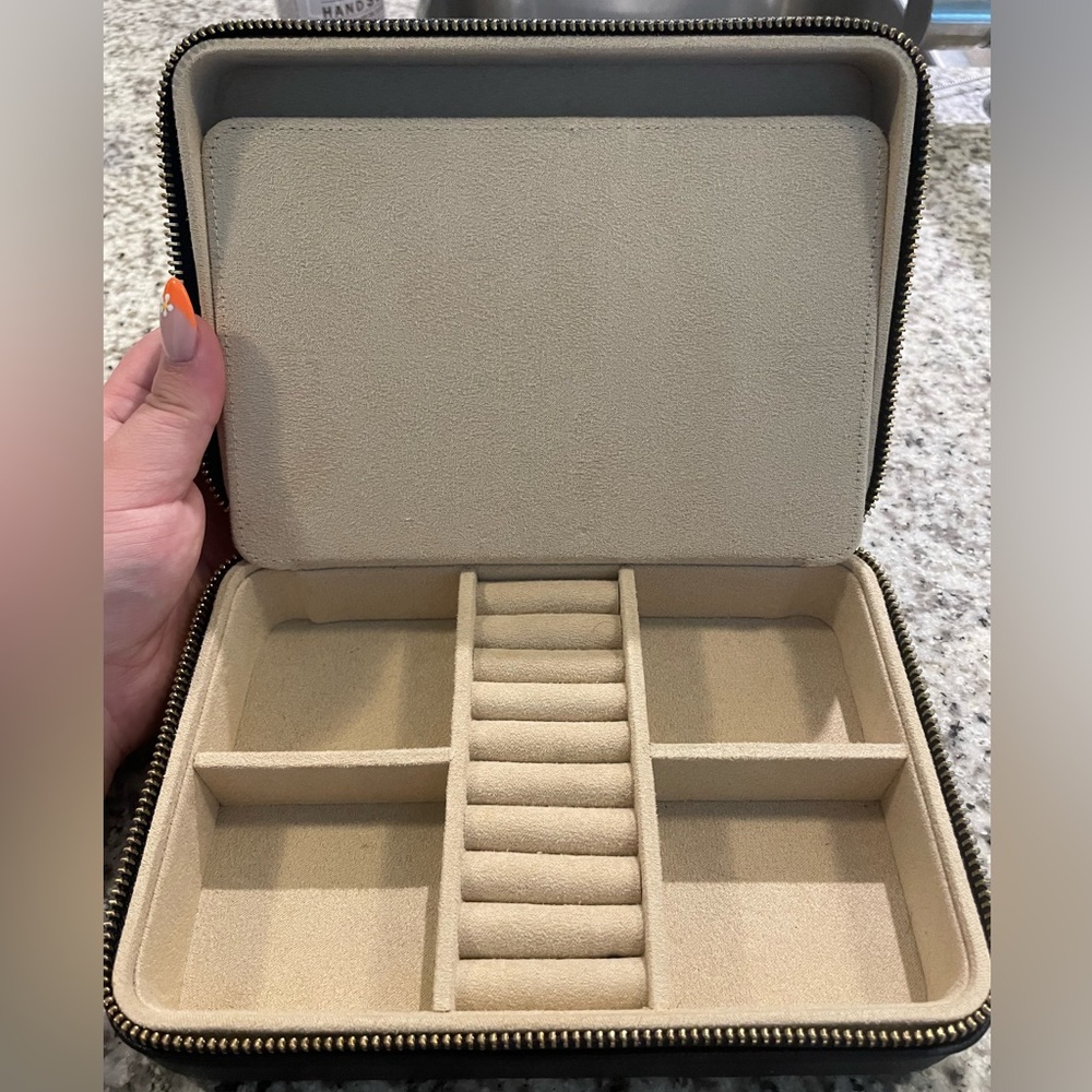 🌼KENDRA SCOTT MEDIUM TRAVEL JEWELRY CASE IN NAVY - NO LONGER SOLD